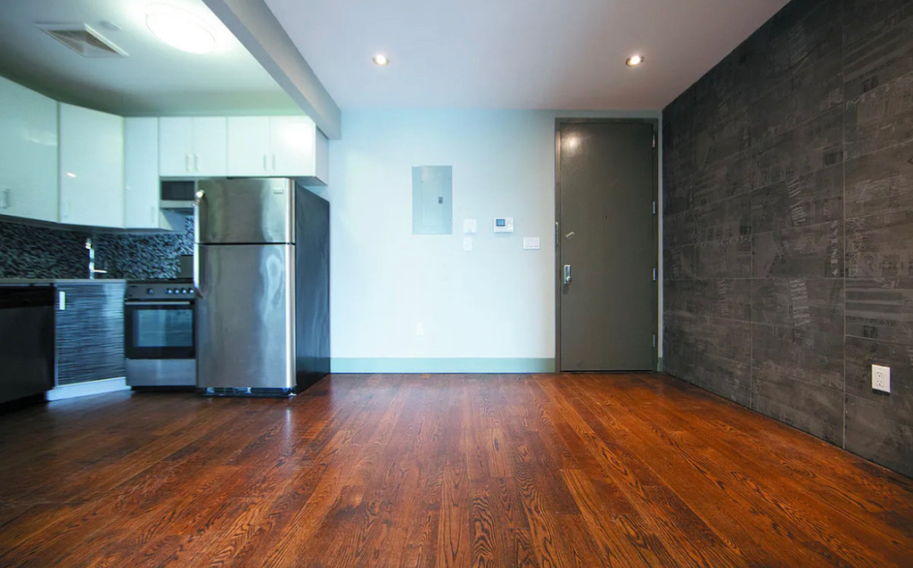 508 Seneca Avenue - Photo 0
