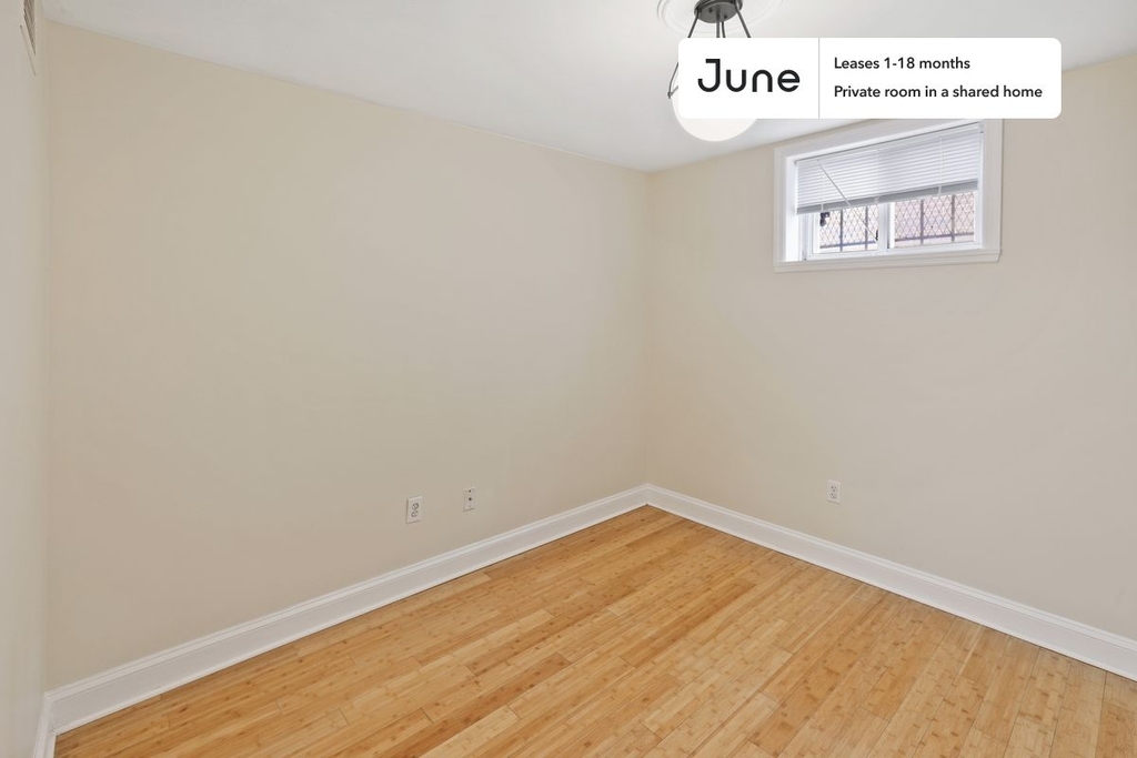 1380 Bryant Street Northeast - Photo 14