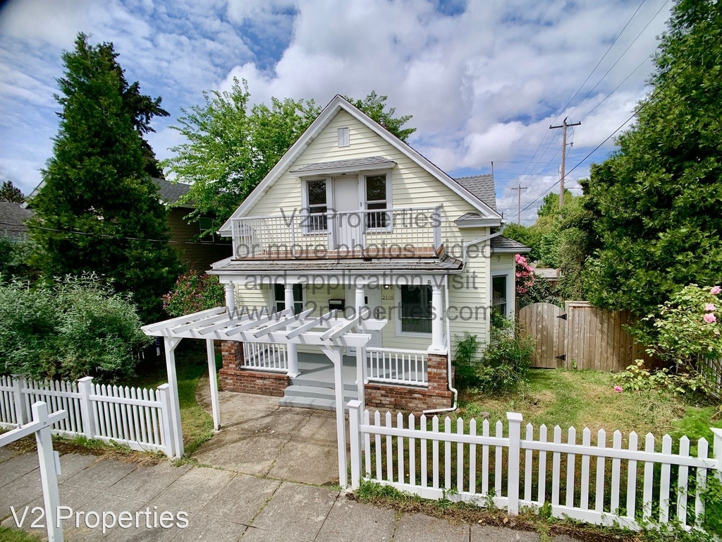 2105 Se 44th St - Photo 1