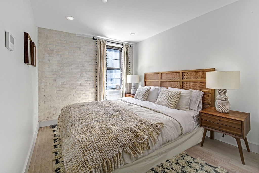 East Village | EXPOSED BRICK - Photo 2