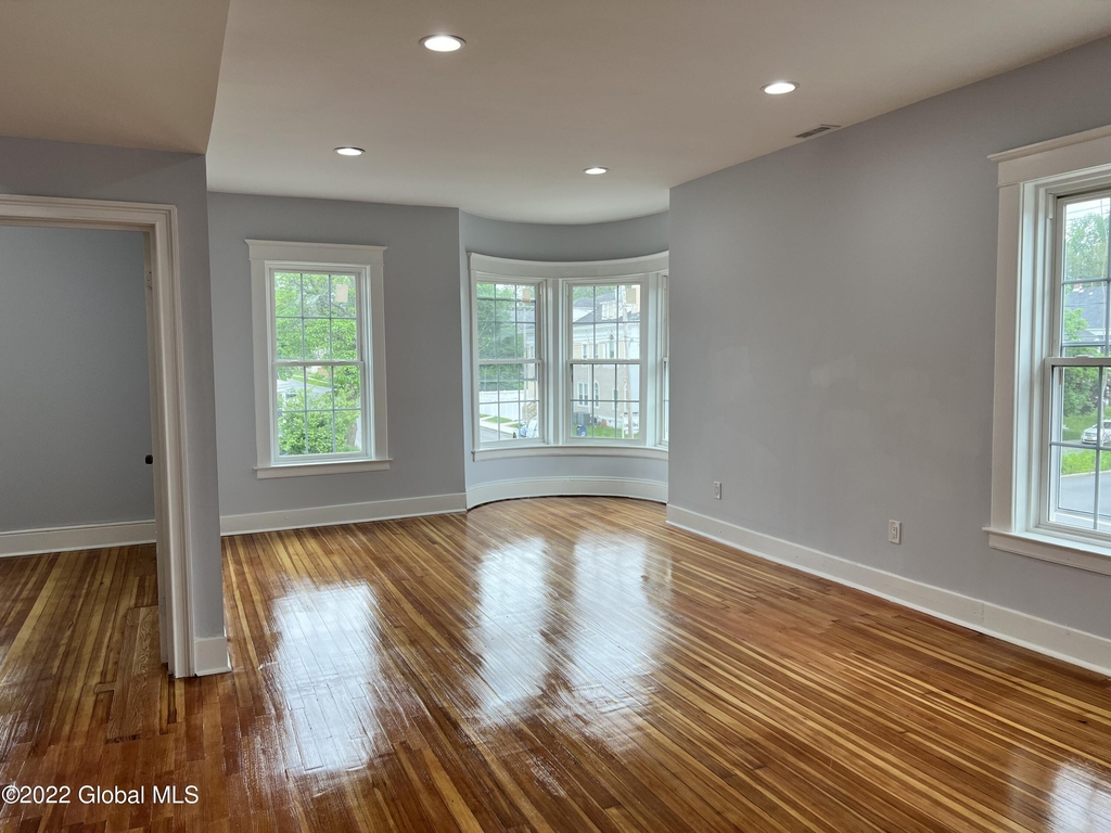 1103 Parkwood Boulevard - Photo 2