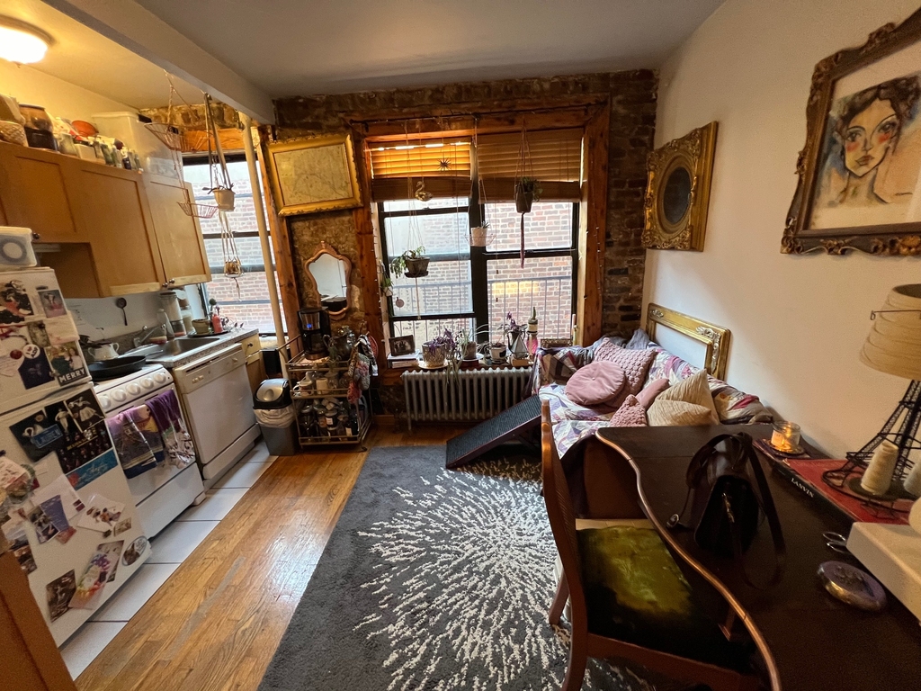 202 East 7th Street - Photo 2