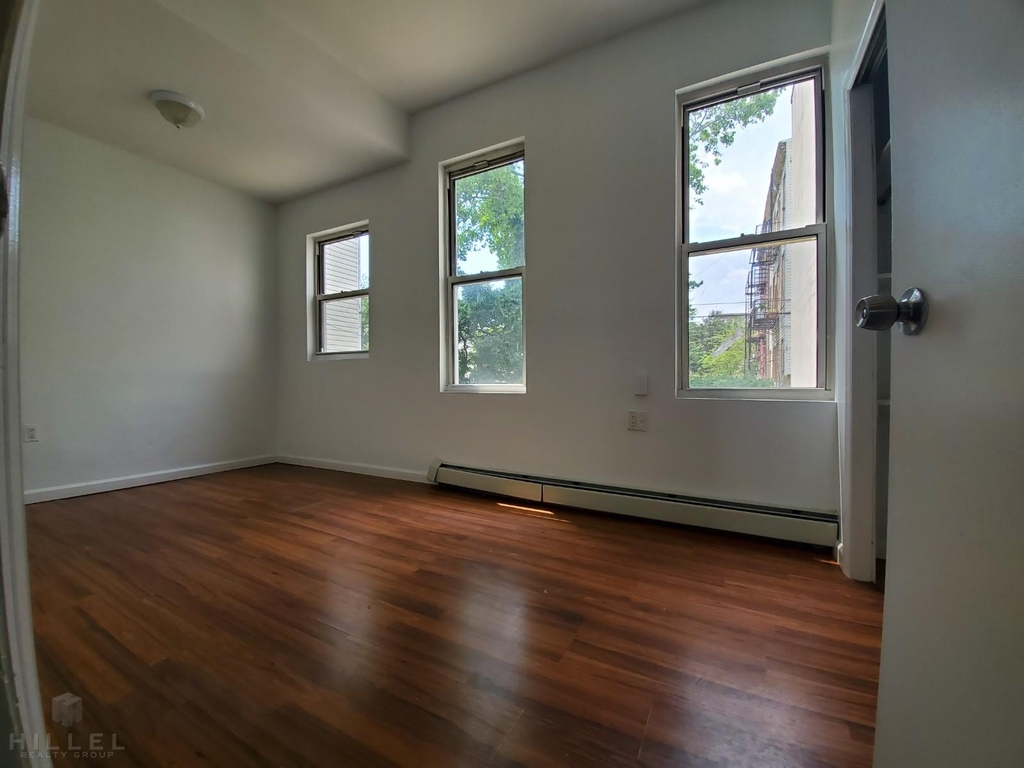 308 Evergreen Avenue - Photo 2