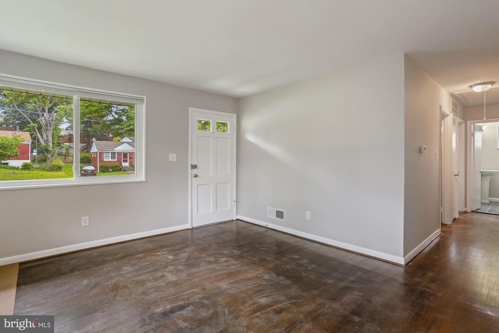 11308 Schuylkill Rd - Photo 2