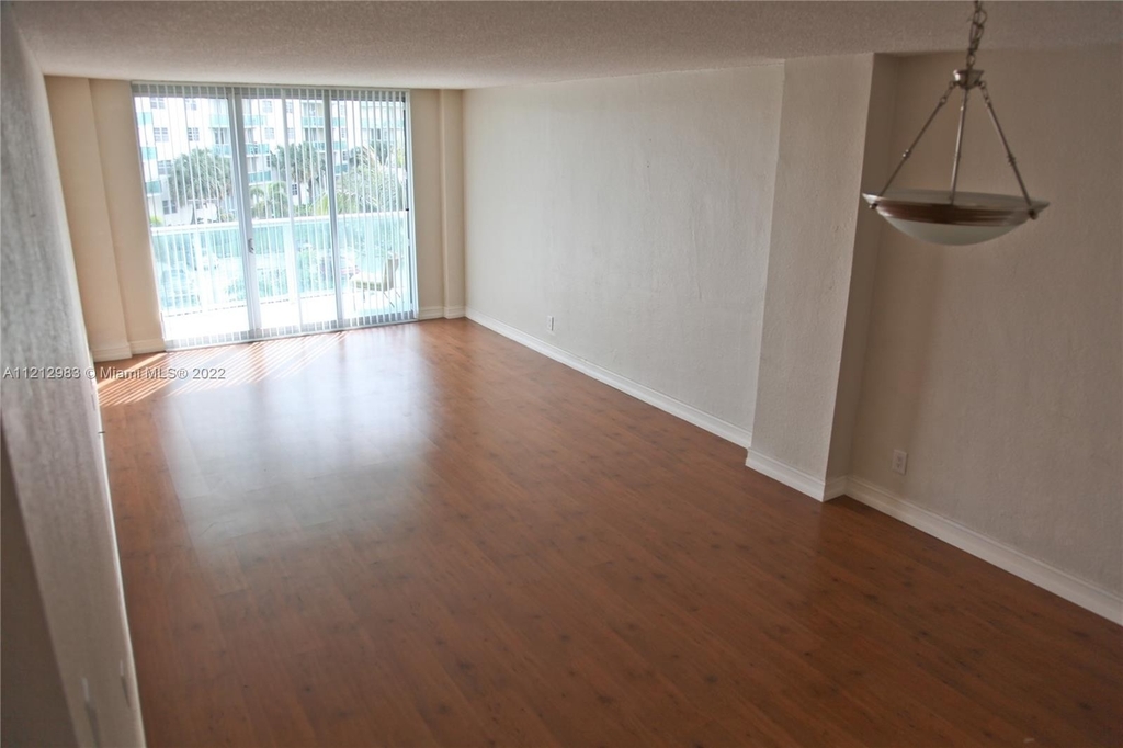 19390 Collins Ave - Photo 2