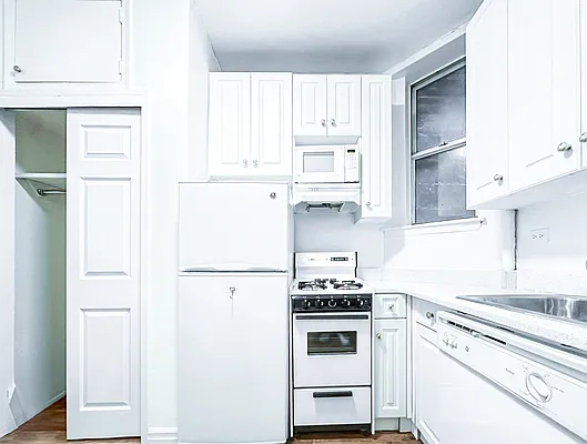 East 81st Street - Photo 4