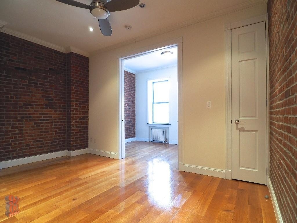 Tenth Avenue - Photo 0