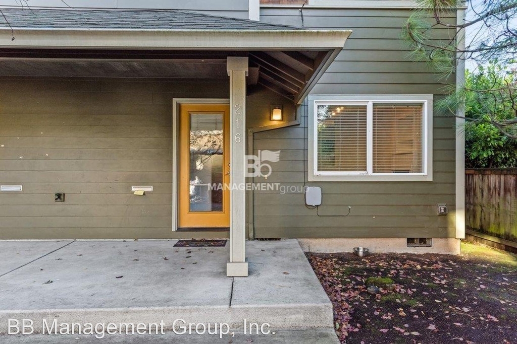 216 Ne Fremont Street - Photo 1