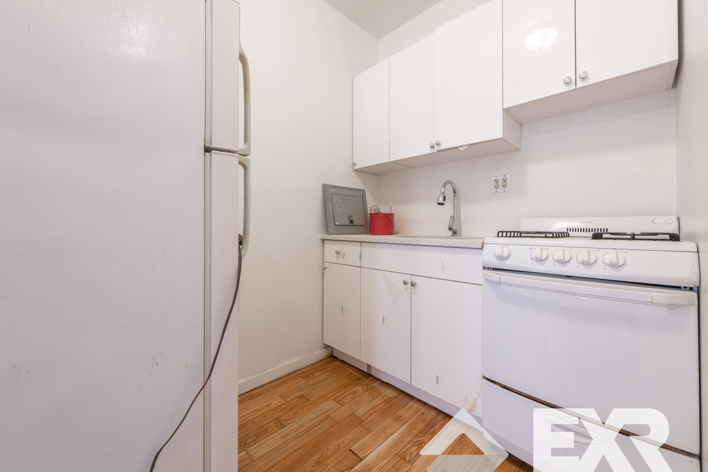 587 Halsey Street - Photo 2