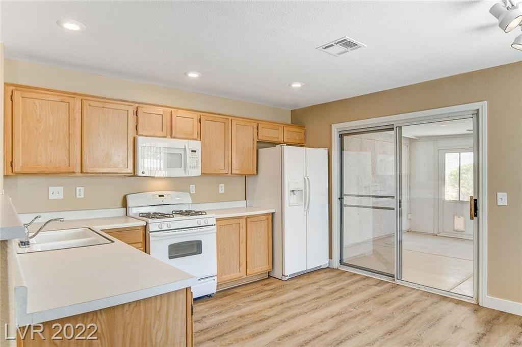 7800 Olympus Avenue - Photo 10