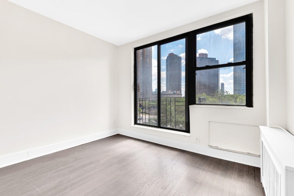 655 Second Ave - Photo 3