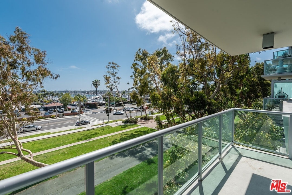 13700 Marina Pointe Dr - Photo 11