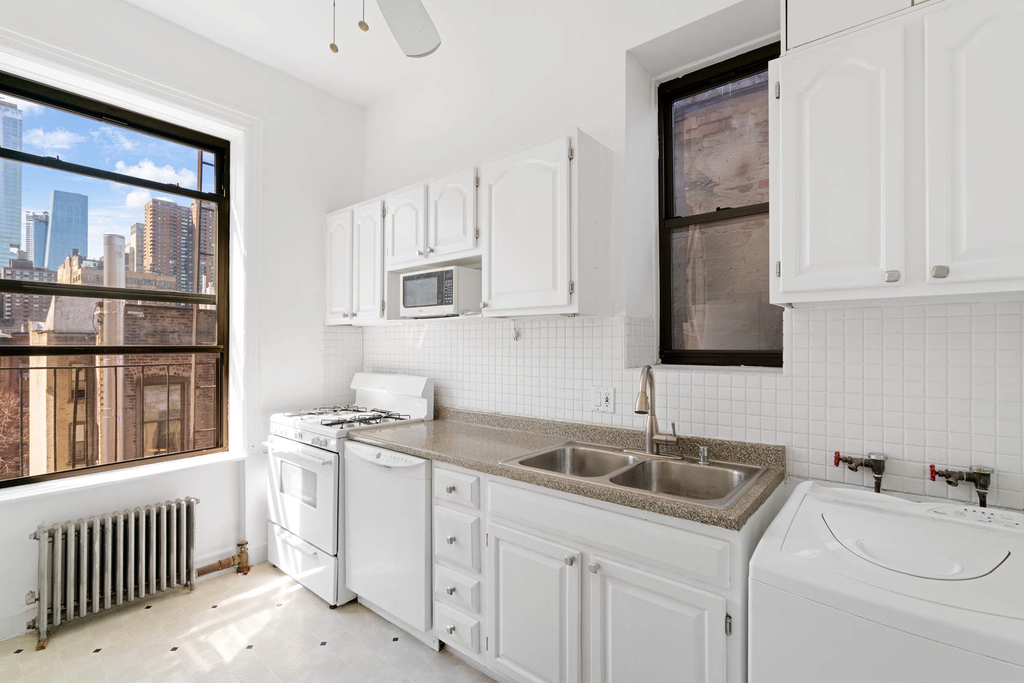 350 West 48th Street - Photo 1