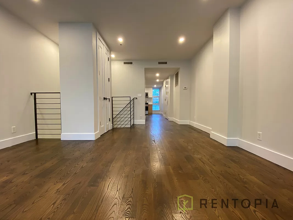 225 Maujer Street - Photo 2