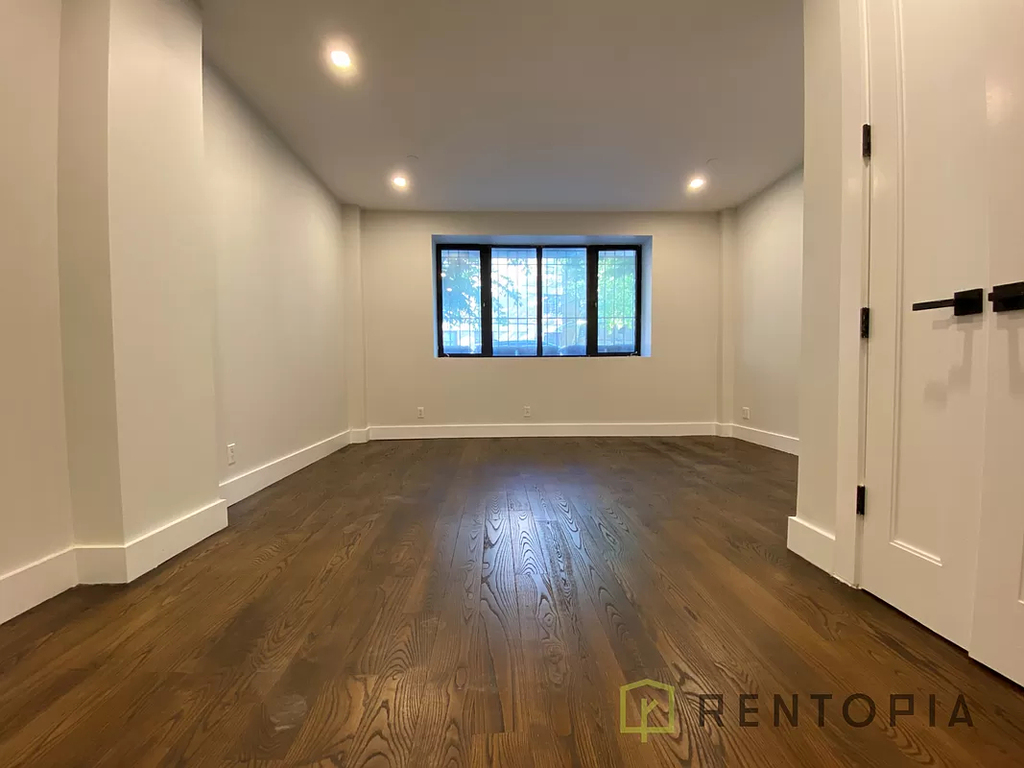 225 Maujer Street - Photo 1