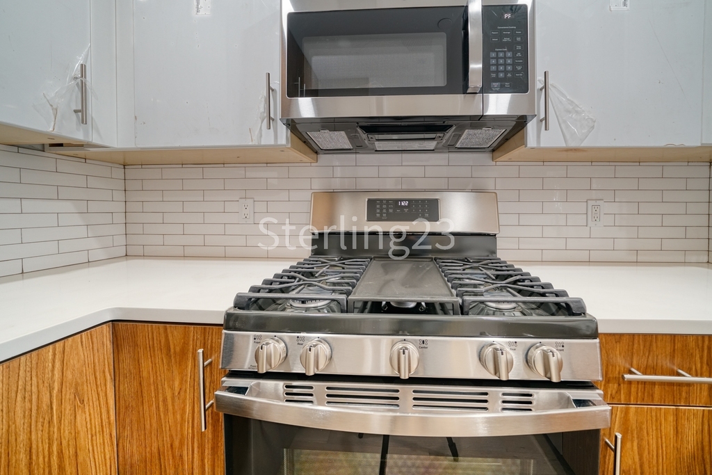 26-14 Hoyt Avenue South - Photo 2