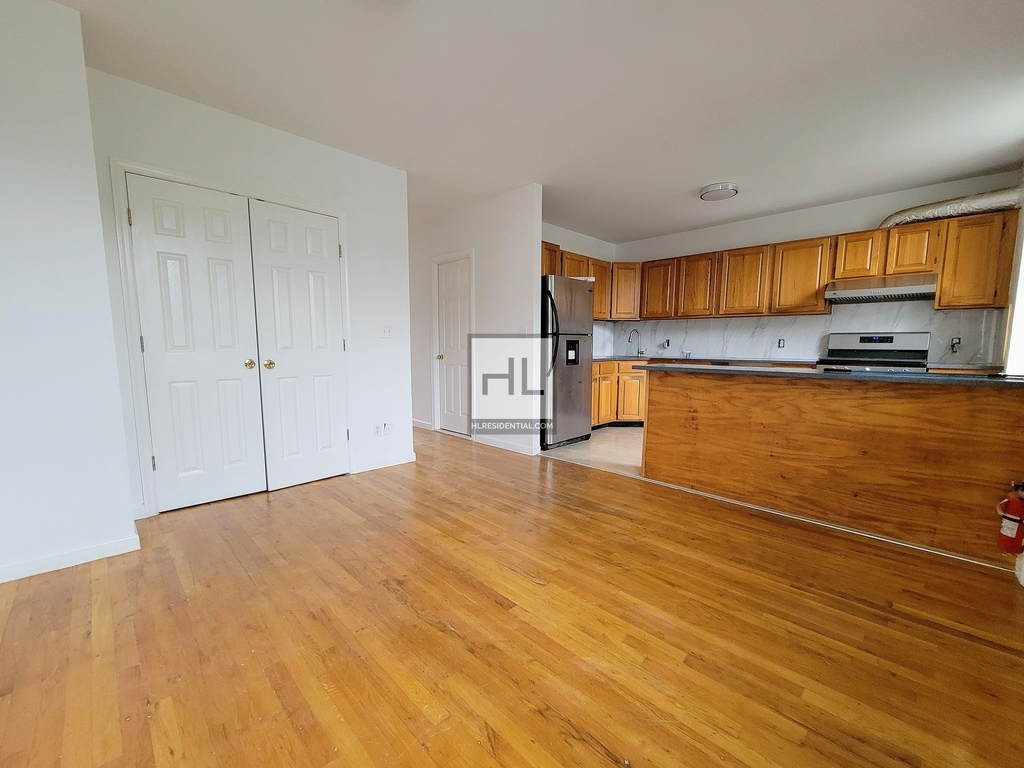 1267 Gates Avenue - Photo 2