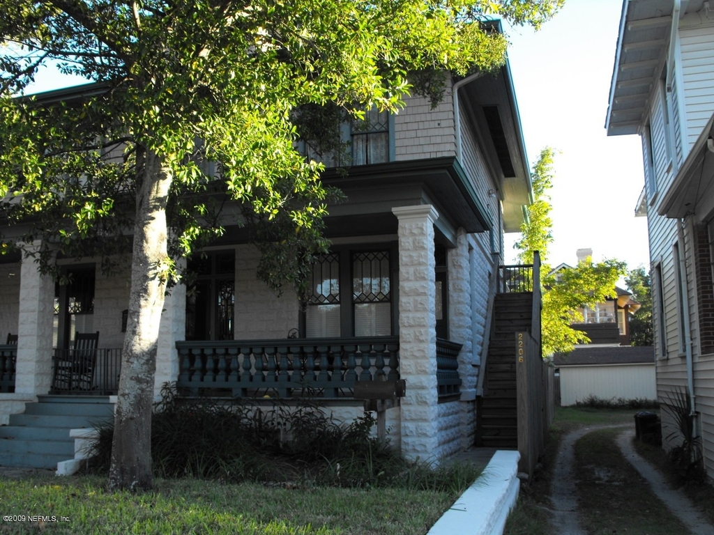 2206 Oak St - Photo 2