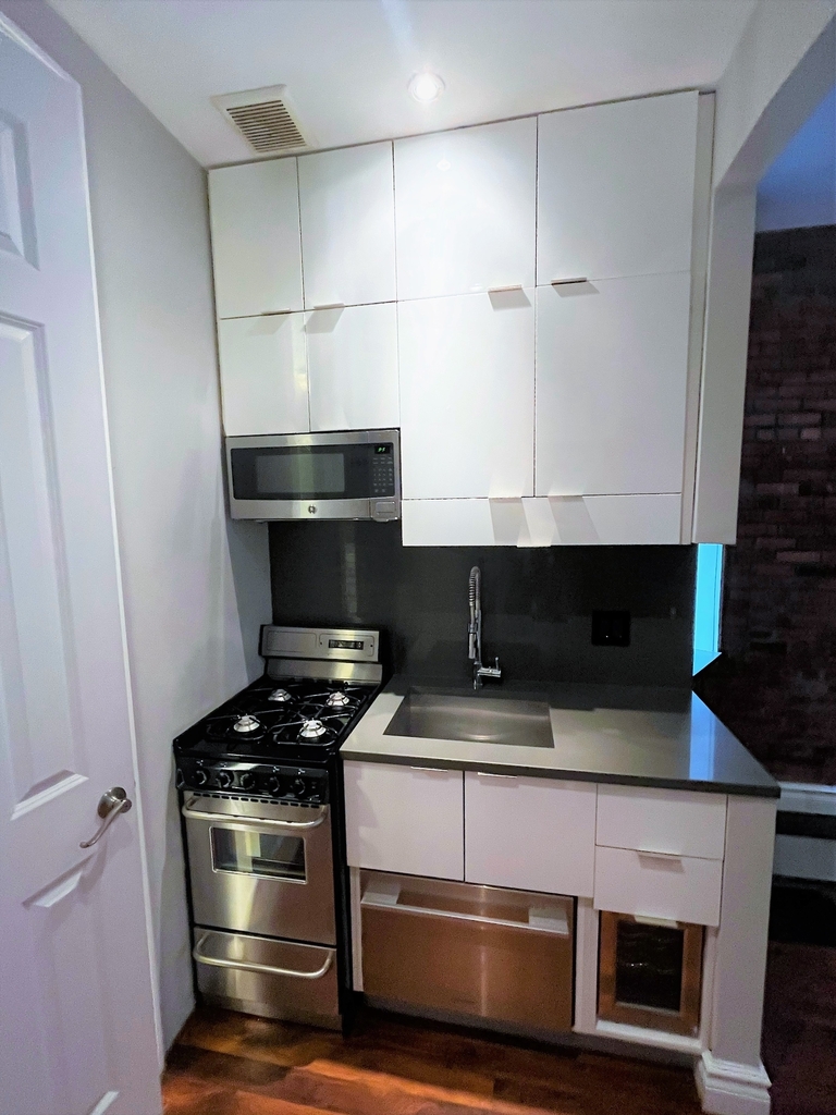 214 East 25th Street - Photo 3