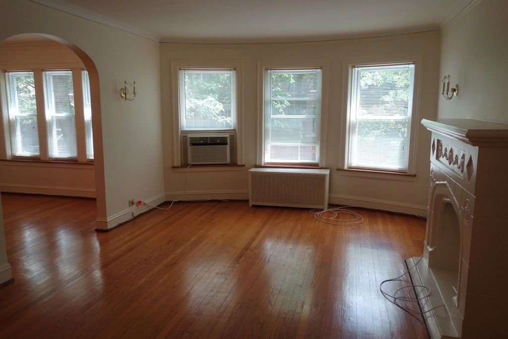 1434 W Thome Avenue - Photo 1