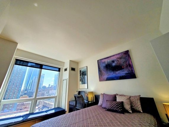 350 West 42nd Street - Photo 4