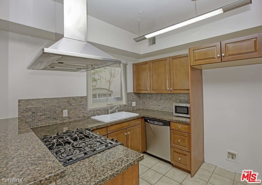 823 N Martel Ave Apt 1 - Photo 1