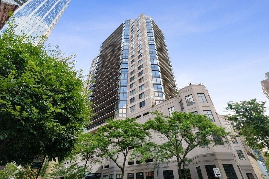 33 W Delaware Place - Photo 0