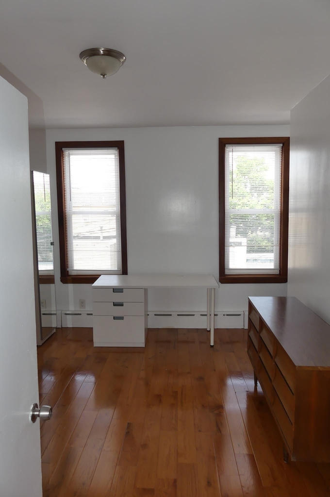 51 Bowers St - Photo 3