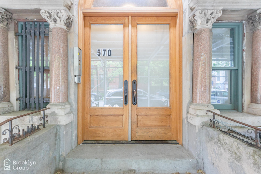 570 Hancock Street - Photo 7