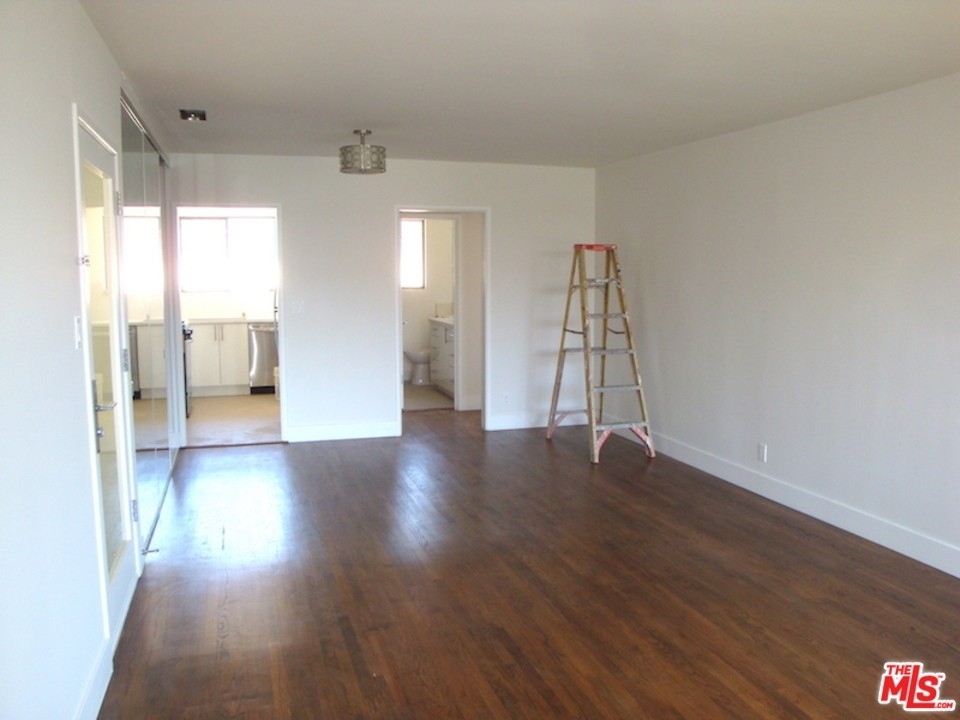 3130 S Barrington Ave - Photo 3