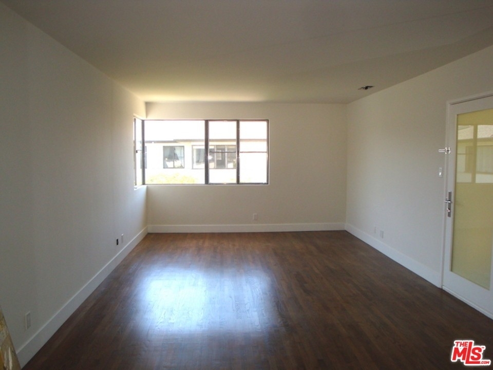 3130 S Barrington Ave - Photo 4