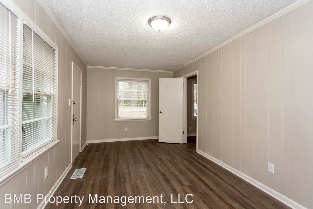 1370 Woodley Road - Photo 2