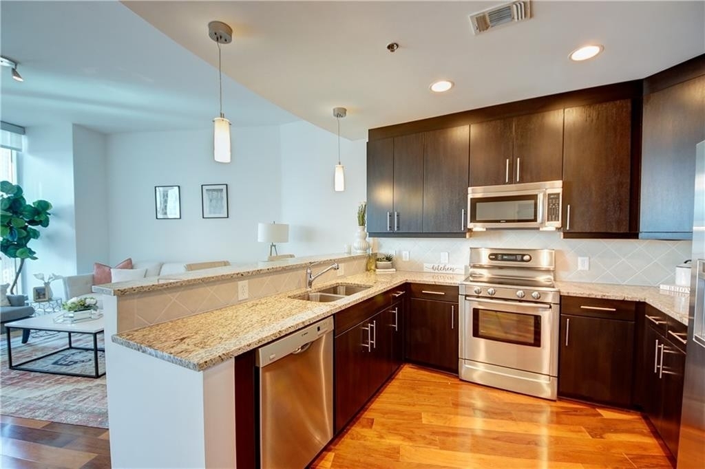 1080 Peachtree Street Ne - Photo 2