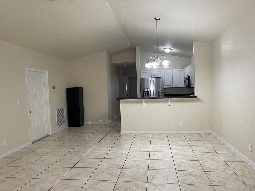 456 Circle Drive S - Photo 2