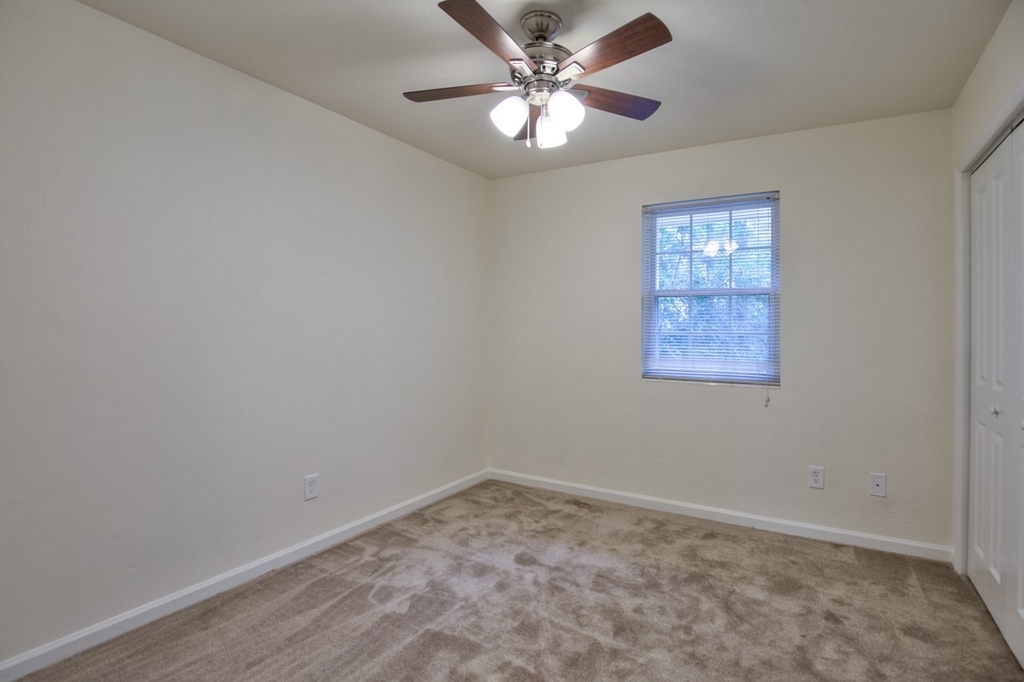 1219 Crestview - Photo 8