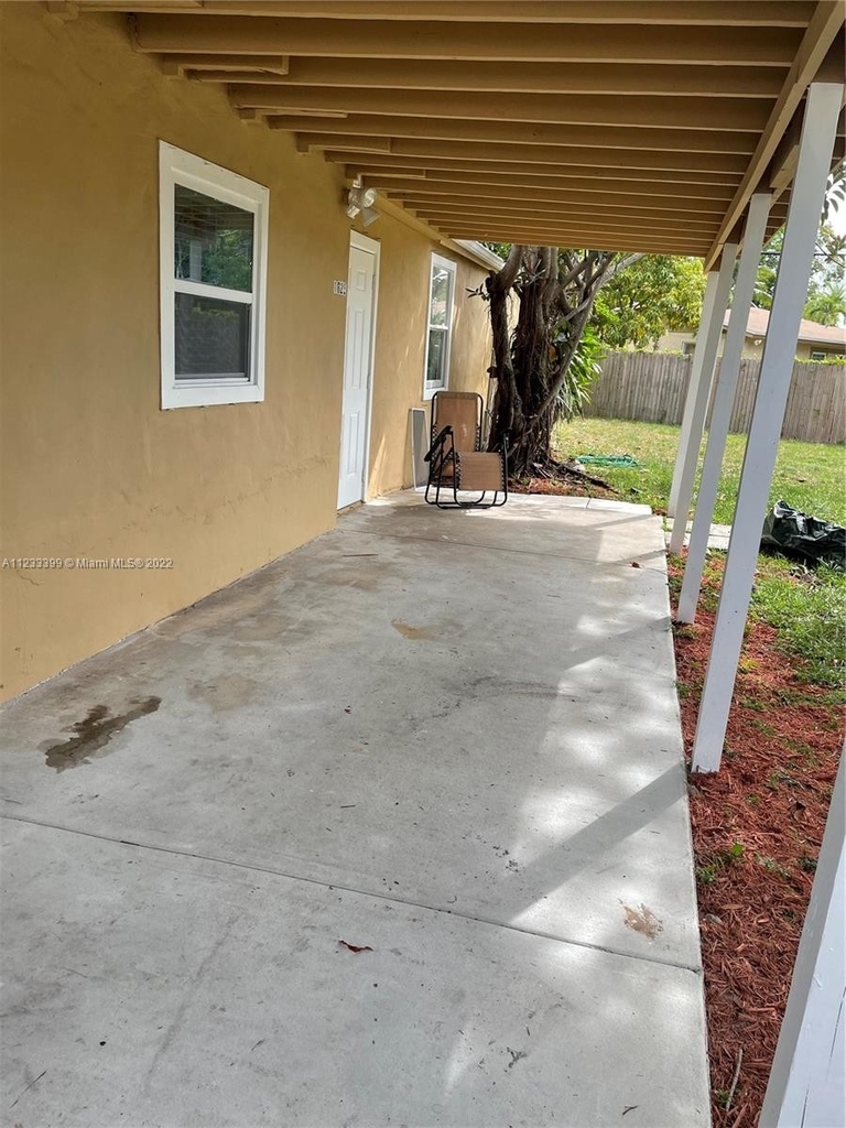 1625 Nw 9th Ave - Photo 1