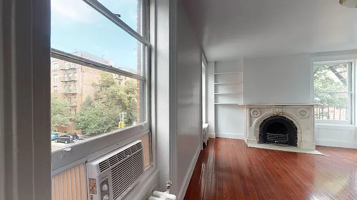 286 West 11th Street - Photo 2