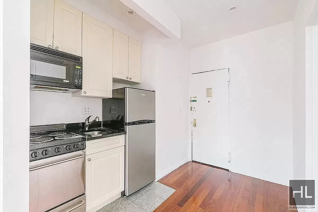 237 West 12 Street - Photo 3