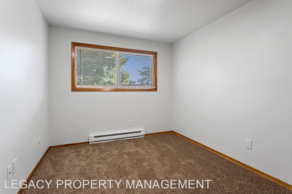 12240 Ne Siskiyou Street - Photo 13