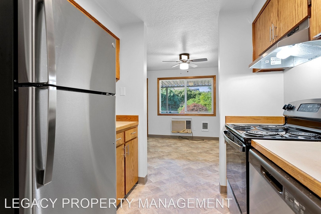 12240 Ne Siskiyou Street - Photo 1