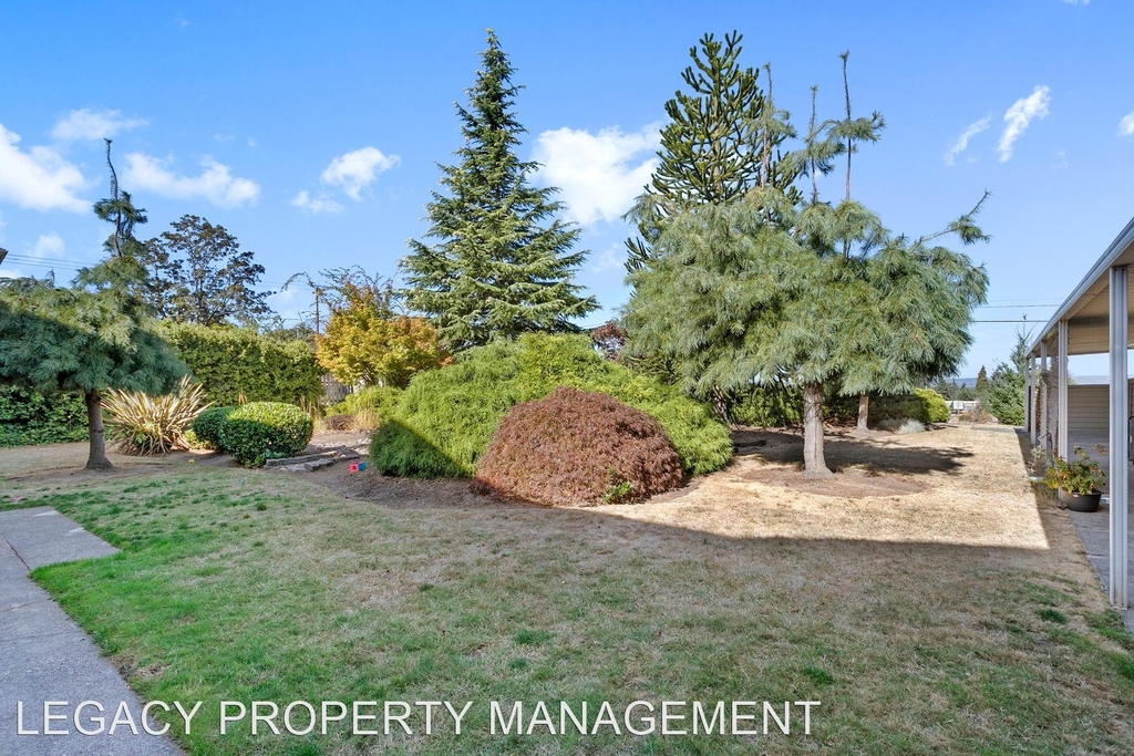 12240 Ne Siskiyou Street - Photo 2