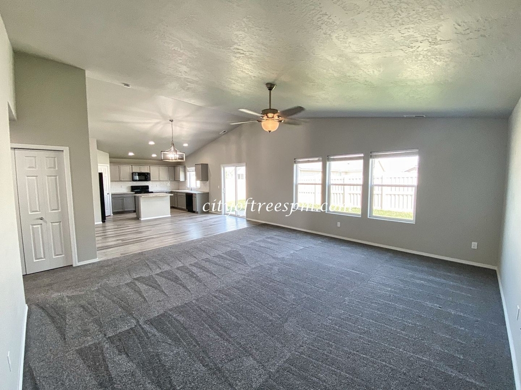 2742 W Balboa Dr. - Photo 1