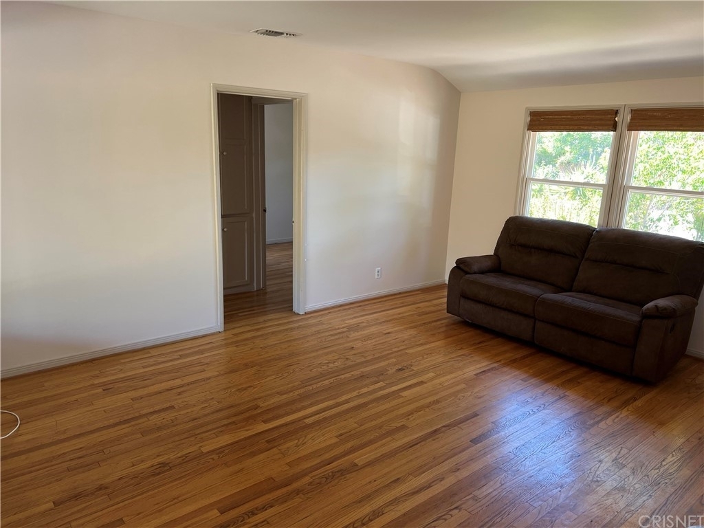 18331 Delano Street - Photo 9