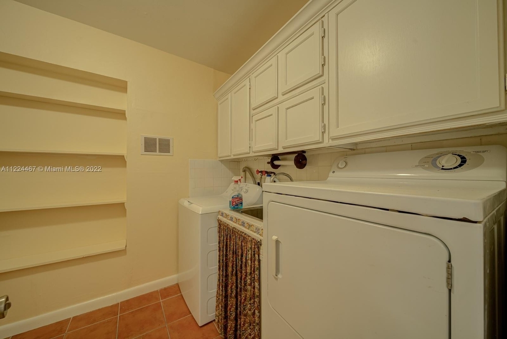 2725 Sw 82nd Ave - Photo 14