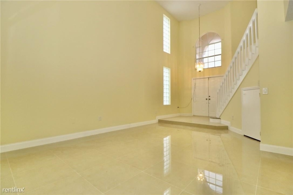 2572 Nw 79th Ave - Photo 3