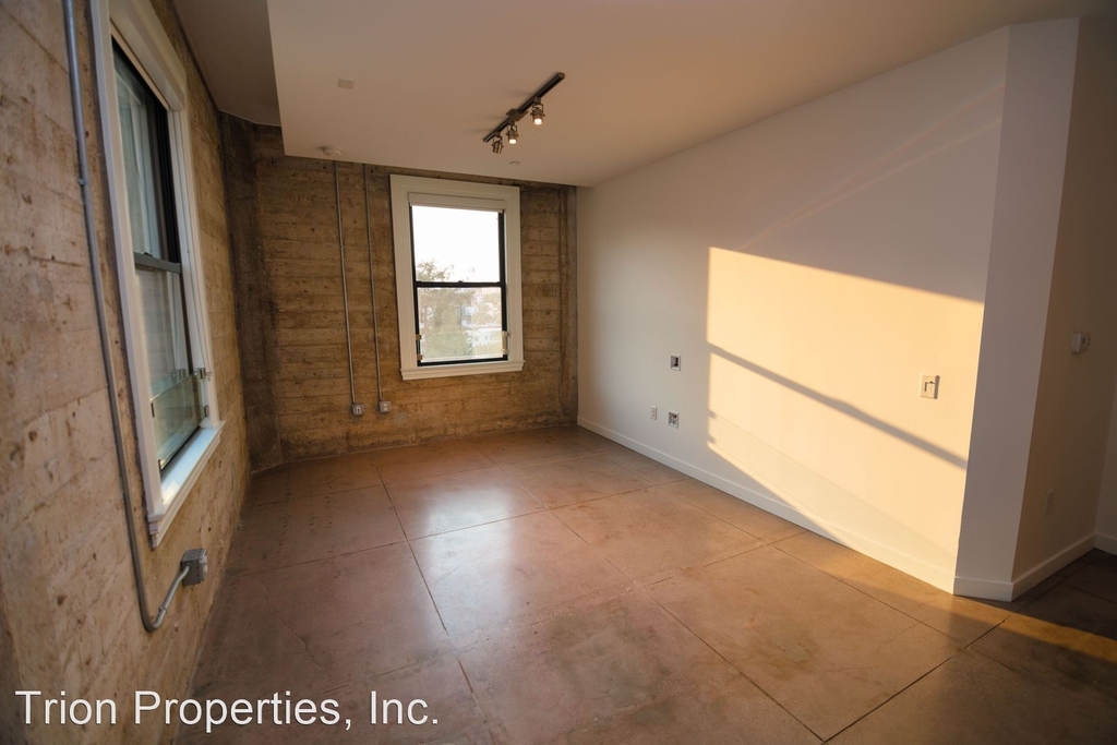 1136 W 6th Street - Photo 2