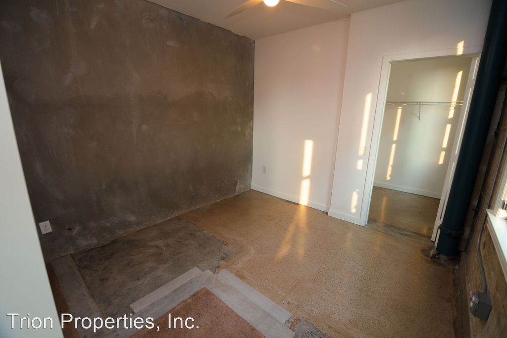 1136 W 6th Street - Photo 4