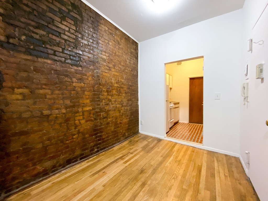 238 West 20th Street - Photo 4