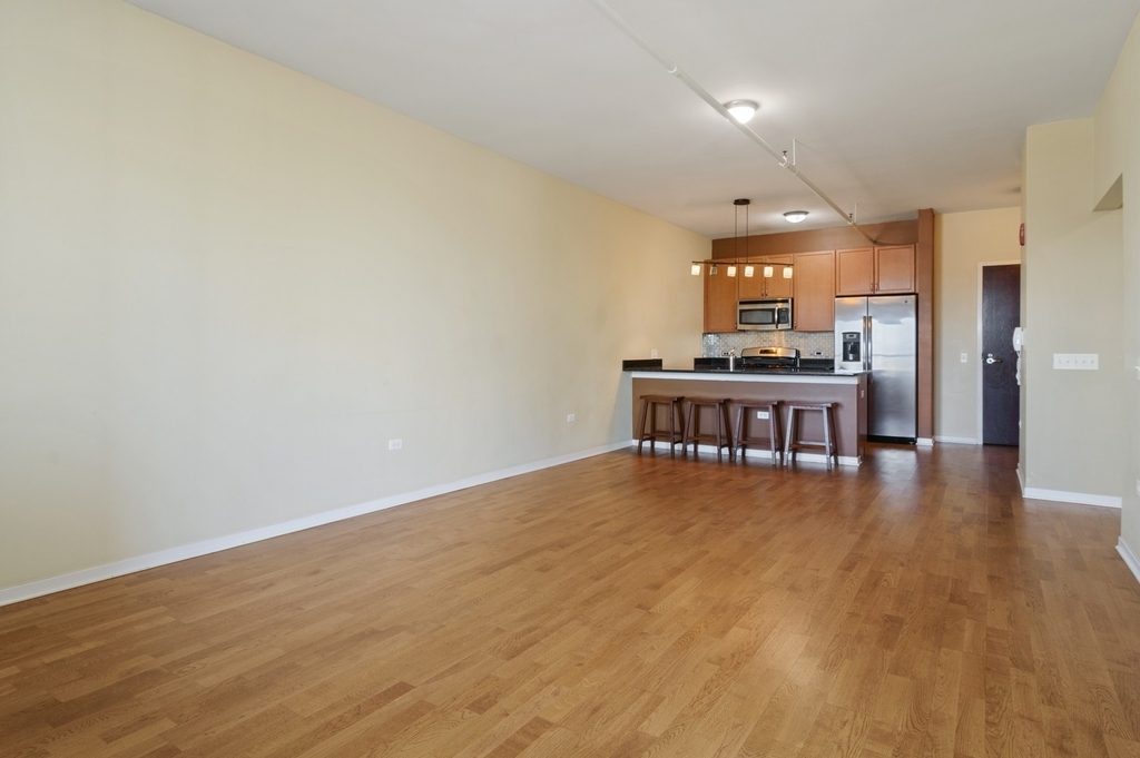 437 W Division Street - Photo 2