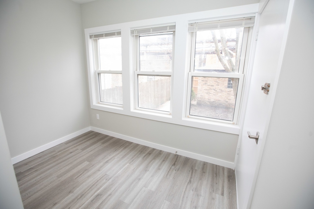 1221 W Newport Avenue - Photo 11